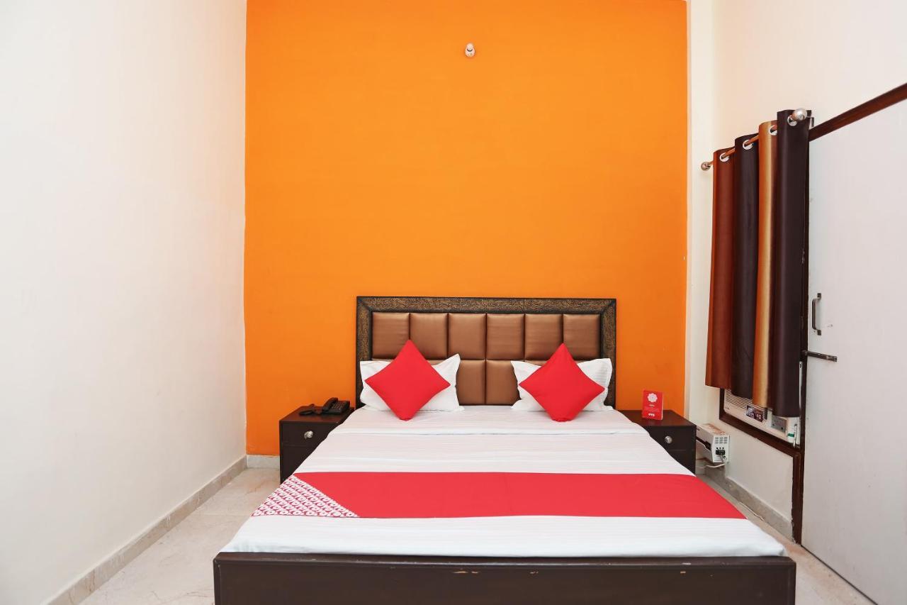 Oyo 29517 Hotel Barsana Palace Chhata Eksteriør billede