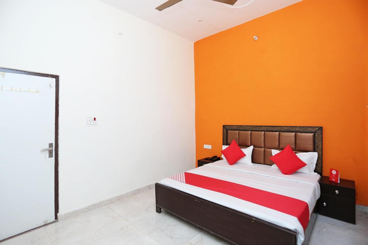 Oyo 29517 Hotel Barsana Palace Chhata Eksteriør billede