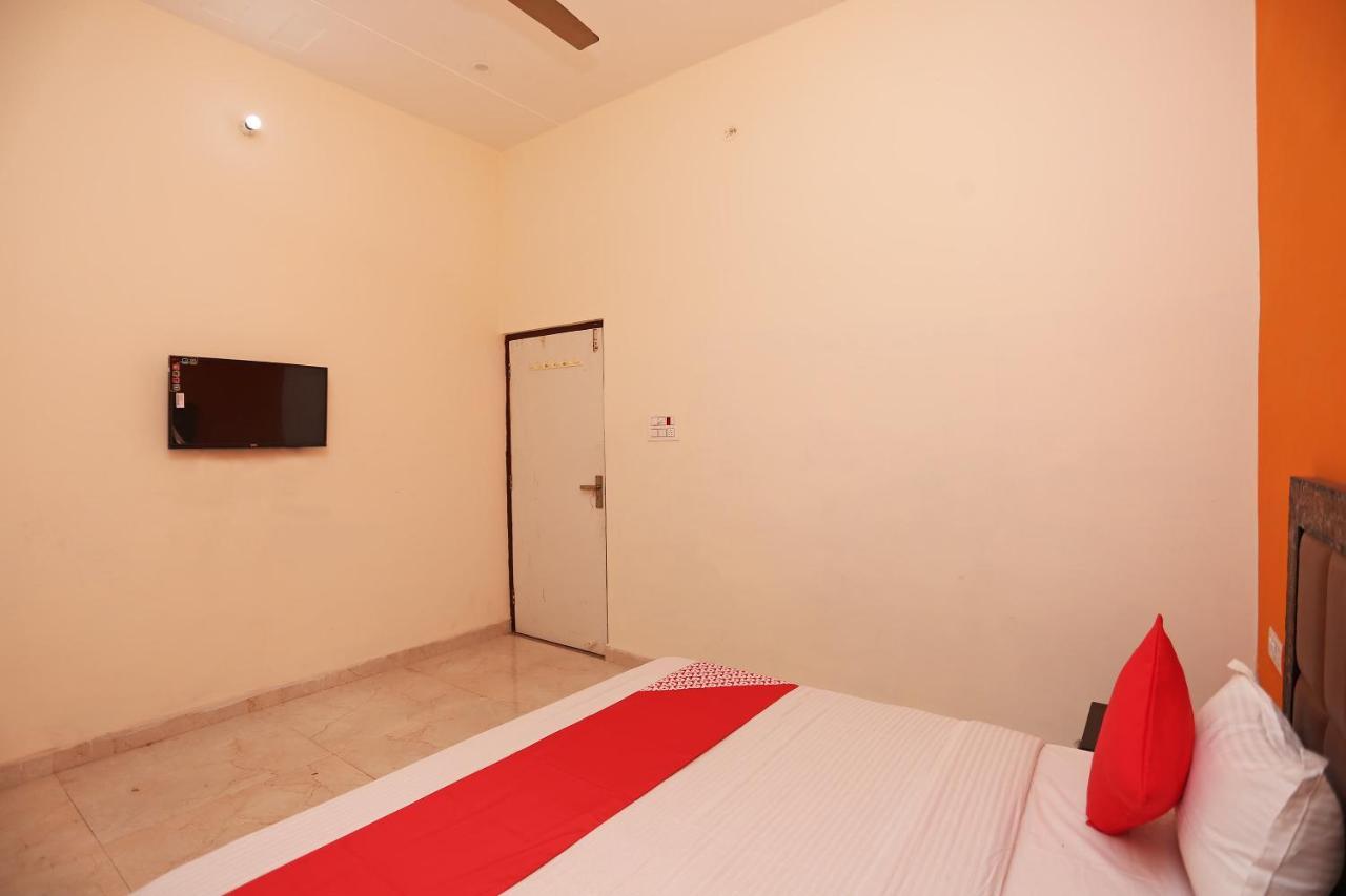 Oyo 29517 Hotel Barsana Palace Chhata Eksteriør billede