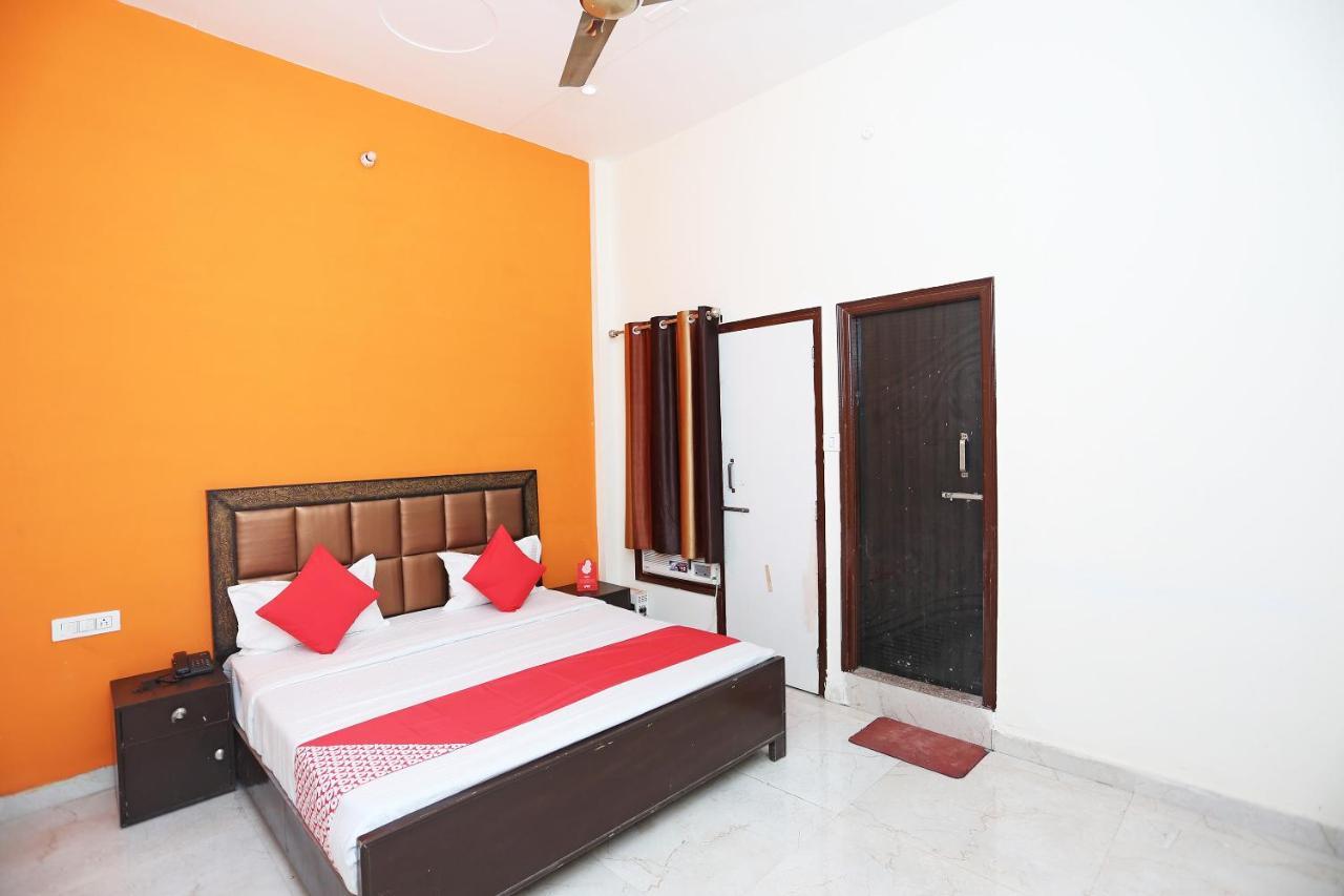 Oyo 29517 Hotel Barsana Palace Chhata Eksteriør billede