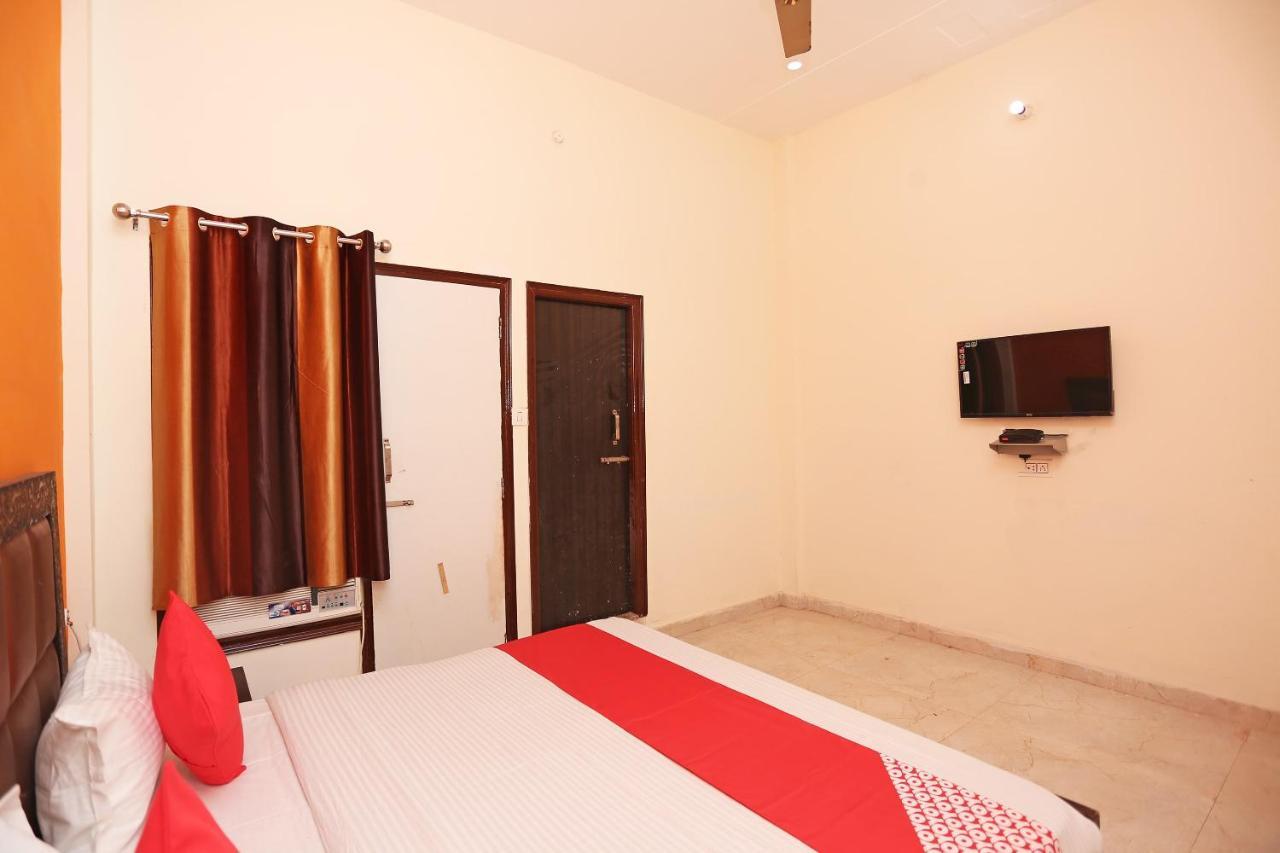 Oyo 29517 Hotel Barsana Palace Chhata Eksteriør billede