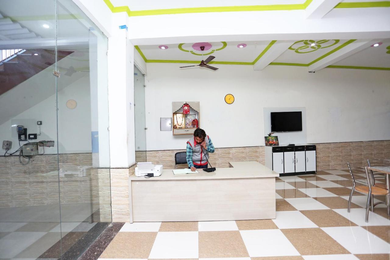 Oyo 29517 Hotel Barsana Palace Chhata Eksteriør billede